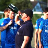 Alex Bruchhage trinkt einen Schluck Champagner aus der Flasche.