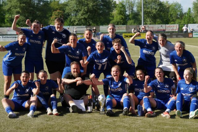 BSV Heerens Spielführerin Sabrina Timmermann (Nummer 28) präsentiert ihren Mitspielerinnen den Kreispokal.