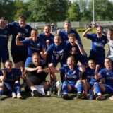 BSV Heerens Spielführerin Sabrina Timmermann (Nummer 28) präsentiert ihren Mitspielerinnen den Kreispokal.
