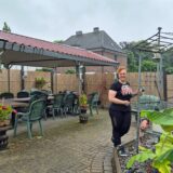 Wirtin steht im Biergarten