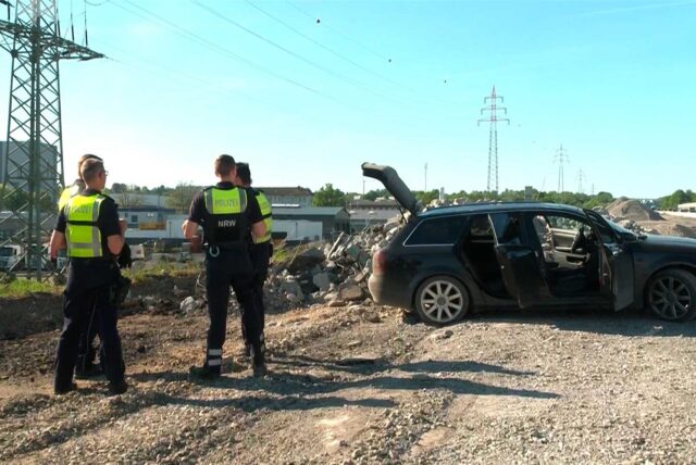Endstation Autobahnbaustelle: Am Morgen des 1. Mai löste eine Polizeikontrolle im Zusammenhang mit der Technoparty „Mayday“ in Dortmund eine Fluchtfahrt aus, die erst in einer Autobahnbaustelle bei Unna endete. Zwei der vier Insassen versuchten noch, zu Fuß davon zu kommen – vergeblich.
