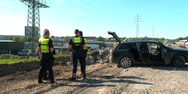 Endstation Autobahnbaustelle: Am Morgen des 1. Mai löste eine Polizeikontrolle im Zusammenhang mit der Technoparty „Mayday“ in Dortmund eine Fluchtfahrt aus, die erst in einer Autobahnbaustelle bei Unna endete. Zwei der vier Insassen versuchten noch, zu Fuß davon zu kommen – vergeblich.