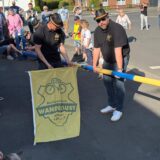 Die Handgriffe sitzen, als der RV Wanderlust den Maibaum in der Dorfmitte in Methler aufstellt.