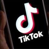 Auf einem Smartphone wird das Logo der Plattform Tiktok angezeigt.
