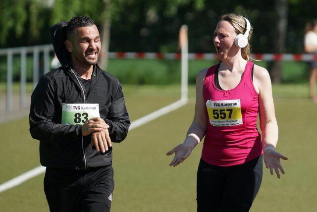 Mimoun Jamali (M40) und Derya Bayar-Remmert happy beim Zieleinlauf.
