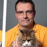 Collage: Dr. Carola Möhrke und Dr. Hauke Rösch halten Hundewelpen und eine Katze auf dem Arm.