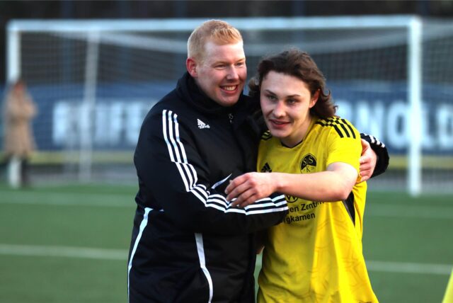 Steffen Köhn umarmt Tom Schulz (r.).
