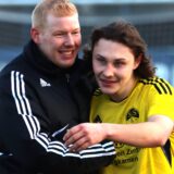 Steffen Köhn umarmt Tom Schulz (r.).