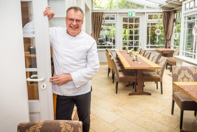 Günther Overkamp in seinem Restaurant in Dortmund-Höchsten