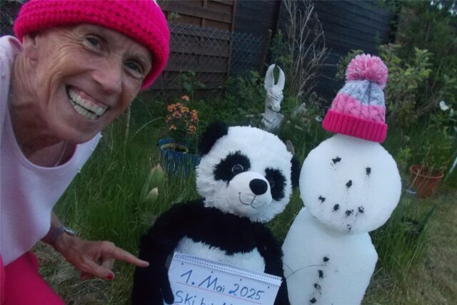 Burkhard Dreischer mit seinem Schneemann in seinem Garten in Lünen-Brambauer