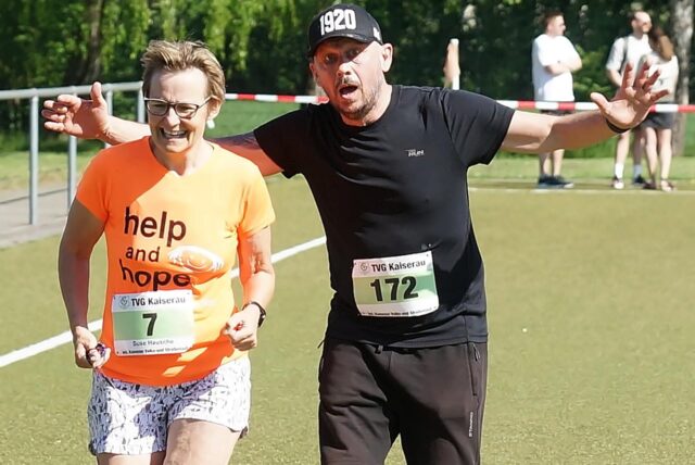 Marc Woller läuft am 1. Mai nach 1:00:23 Stunden beim Kamener Volkslauf über 10 Kilometer ins Ziel.