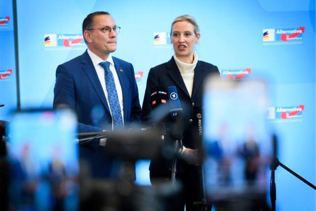 Die Mitglieder des AfD-Bundesvorstands: Carsten Hütter (l-r), Stephan Brandner, Alice Weidel, Tino Chrupalla, Peter Boehringer, Heiko Scholz, Alexander Jungbluth und Kay Gottschalk singen zum Abschluss des Bundesparteitags ihrer Partei die Nationalhymne. In Riesa beschloss die AfD ihr Wahlprogramm.