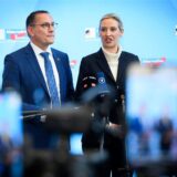 Die Mitglieder des AfD-Bundesvorstands: Carsten Hütter (l-r), Stephan Brandner, Alice Weidel, Tino Chrupalla, Peter Boehringer, Heiko Scholz, Alexander Jungbluth und Kay Gottschalk singen zum Abschluss des Bundesparteitags ihrer Partei die Nationalhymne. In Riesa beschloss die AfD ihr Wahlprogramm.