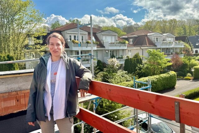 Kerstin Froese auf einer Baustelle.