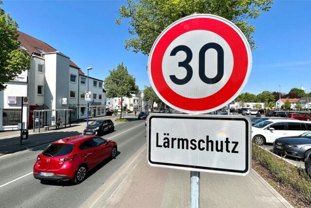 An der Kamener Straße in Unna fahren Autos an einem Tempo-30-Schild vorbei. Ein Zusatzschild weist auf den Hintergrund des Tempolimits hin: Lärmschutz.