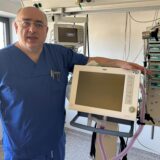 Dr. Christos Erifopoulos, Chefarzt der Anästhesie mit einem Beatmungsgerät