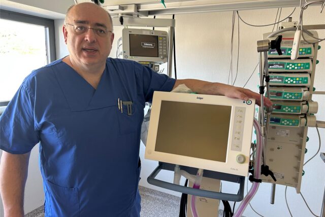Dr. Christos Erifopoulos, Chefarzt der Anästhesie mit einem Beatmungsgerät