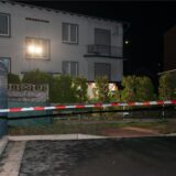 Absperrband vor einem Mehrfamilienhaus bei Nacht