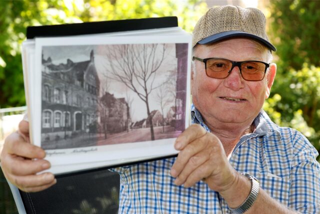 Gerd Koepe hält ein altes Bild von Bergkamen in die Kamera.