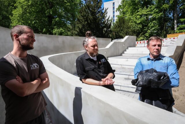Zoo-Projektleiter Tobias Nietsch, Zoo-Sprecher Marcel Stawinoga und Johannes Zejfert von den Sport- und Freizeitbetrieben auf der Baustelle.