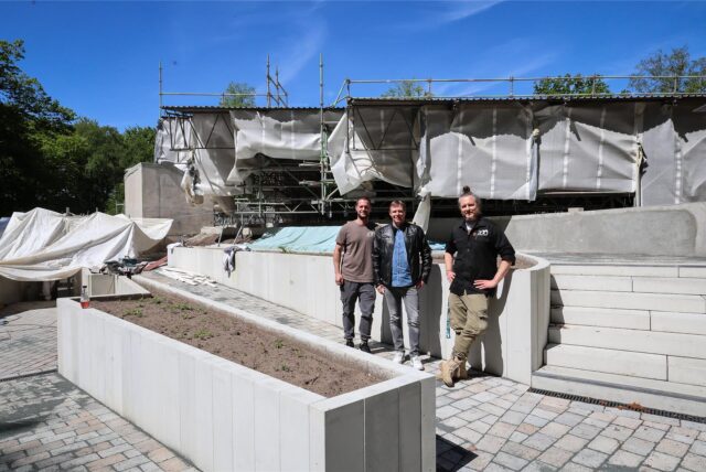 Tobias Nietsch, Johannes Zeijfert und Zoo-Sprecher Marcel Stawinoge führten über die Baustelle der Robbenanlage.