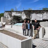Tobias Nietsch, Johannes Zeijfert und Zoo-Sprecher Marcel Stawinoge führten über die Baustelle der Robbenanlage.