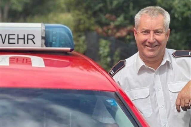Matthias Büscher an einem Feuerwehrauto.