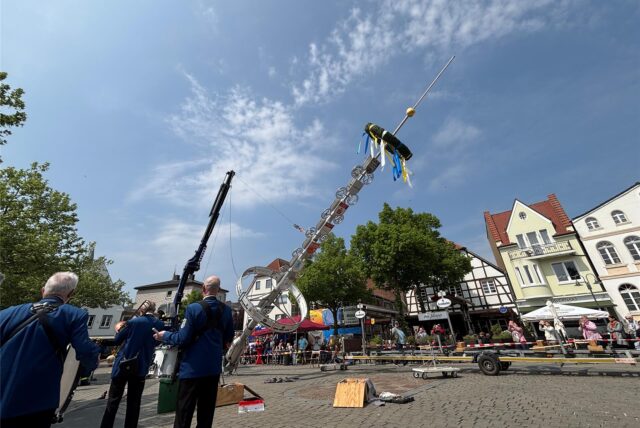 Der Maibaum in Kamen wird auf dem Marktplatz aufgestellt mit Hilfe vom THW.