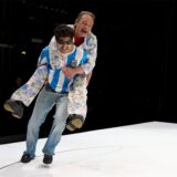 Peer Gynt (Eren Kavukoğlu) nimmt seine Mama (Sven Seeburg) schon mal Huckepack.