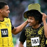 Karim Adeyemi setzt einen Hut auf.