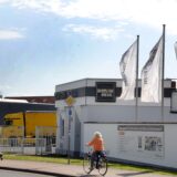 Ein LKW steht am Werkstor der Deutschen Nickel in Schwerte.