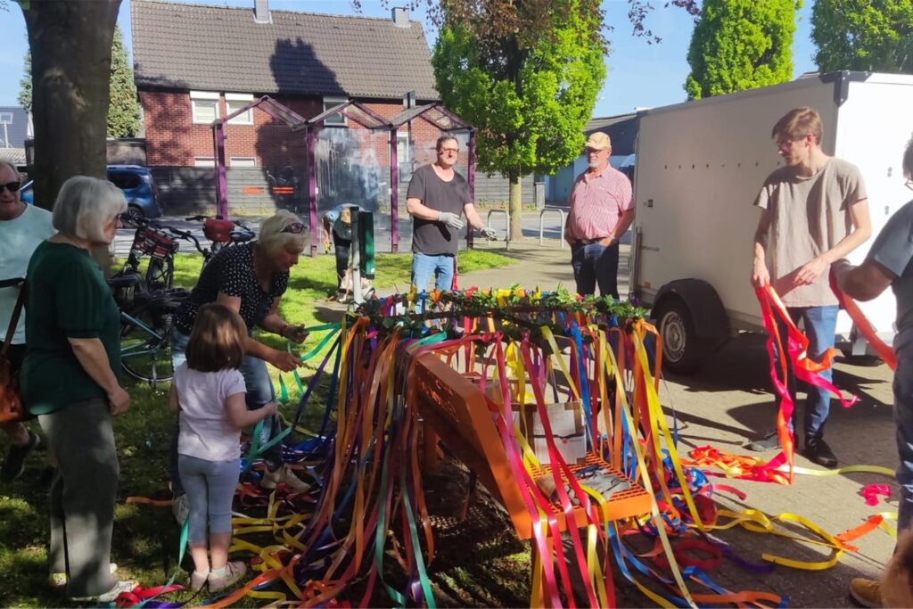 Wie in den vergangenen Jahren stand das Miteinander im Mittelpunkt: Kinder, Eltern und Großeltern schmückten den großen Kranz für den Maibaum mit bunten Bändern und frischem Grün. Mit viel Freude und Kreativität entstand so ein farbenfroher Mittelpunkt des Festes.