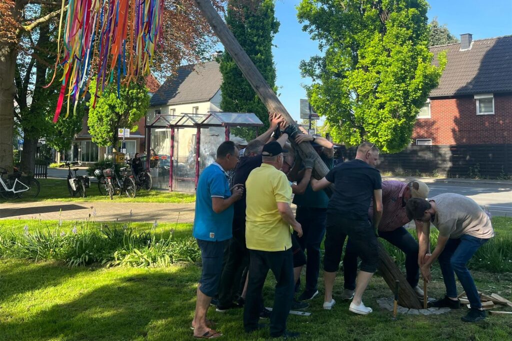 Anschließend wurde der festlich geschmückte Maibaum gemeinsam aufgestellt – eine Aktion, die nicht nur Teamgeist, sondern auch Muskelkraft erforderte. Doch mit vereinten Kräften wurde der Maibaum unter dem Applaus der Anwesenden sicher in die Höhe gehievt.