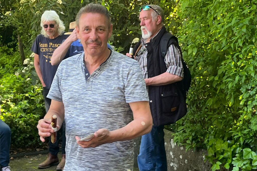 Für das leibliche Wohl war bestens gesorgt: Es gab Getränke und Herzhaftes vom Grill. Ein besonderer Dank gilt dabei dem Weddinghofer Ortsvorsteher Rüdiger Hoffmann, der nicht nur Würstchen für die Veranstaltung spendete, sondern auch zusammen mit Kollegen selbst den Grill bediente.