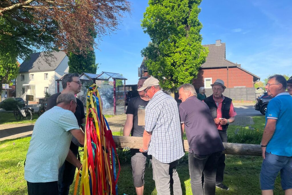 Weddinghofen hat wieder einen Maibaum.