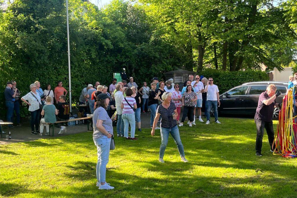 Szene vom Maifest des Vereins „Wir in Weddinghofen“ am 30. April 2025.
