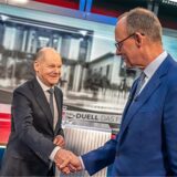 Bundeskanzler Olaf Scholz (l, SPD) steht neben Friedrich Merz