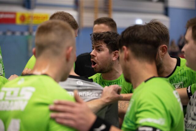 Tim Fehring spricht zu seinen Teamkollegen.