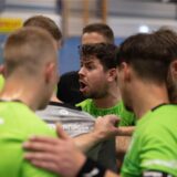 Tim Fehring spricht zu seinen Teamkollegen.