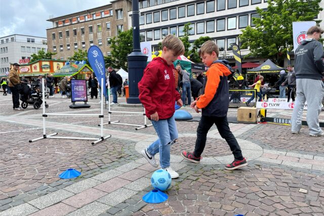 Auf dem Friedensplatz haben die kleinen Gäste viele Spiel-Möglichkeiten.
