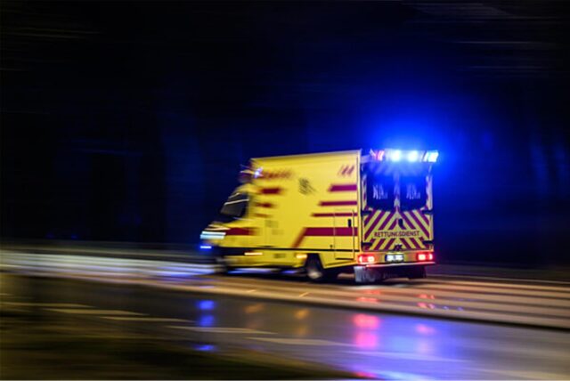 Ein Blaulicht leuchtet auf einem Einsatzfahrzeug in der Nacht.