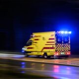 Ein Blaulicht leuchtet auf einem Einsatzfahrzeug in der Nacht.
