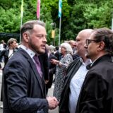 Schauspieler Roland Riebeling im Gespräch mit Olaf Kröck bei der Eröffnungspremiere der Ruhrfestspiele vor dem Ruhrfestspielhaus.