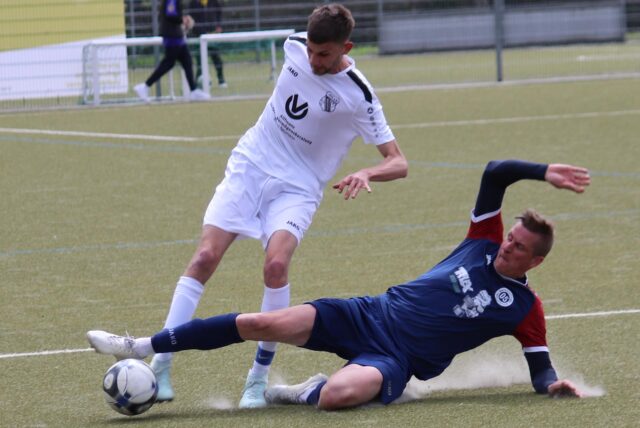 Dennis Gerleve (r.) geht zur Grätsche.