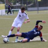 Dennis Gerleve (r.) geht zur Grätsche.