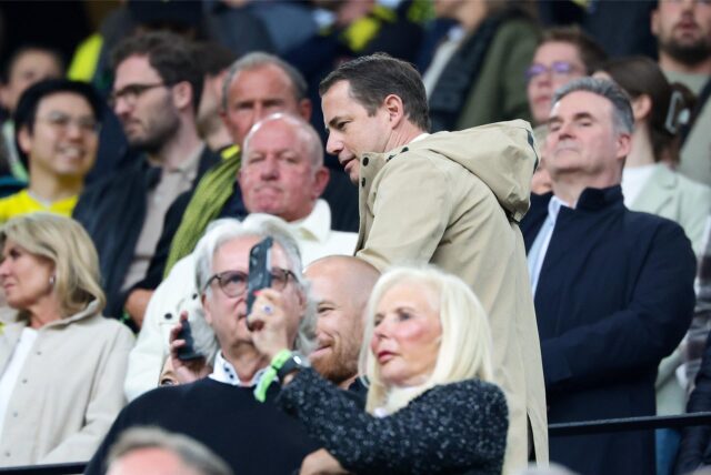 Lars Ricken schaut zur Seite.