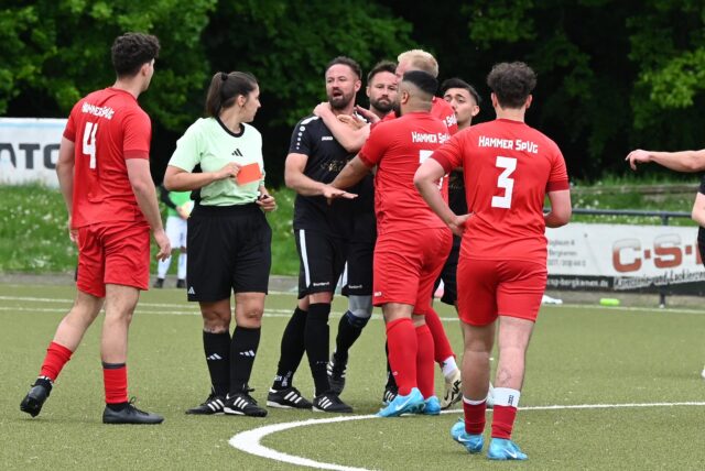 Schiedsrichterin Shani Altshtat zückt die Rote Karte.