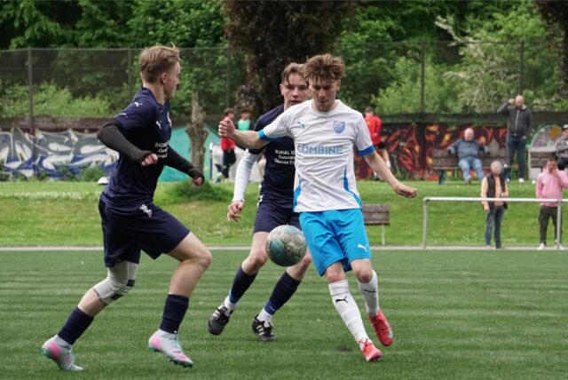 Tom Williams im Duell mit zweit Gegenspielern.