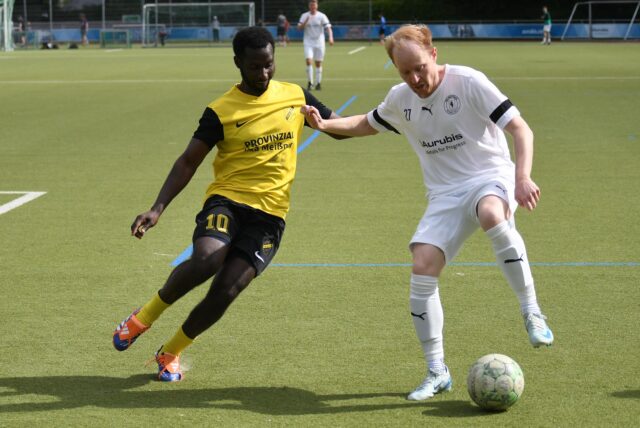 Mamadou Diallo im Zweikampf mit Fabian Kowalski