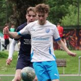Tom Williams im Duell mit zweit Gegenspielern.